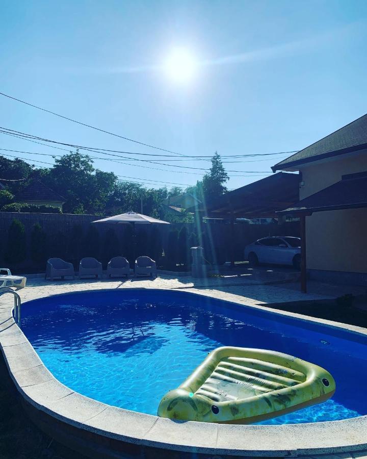 Mika'S Poolhouse Villa Belgrade Exterior photo